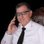 חיים פאשי לוין מחייך עם טלפון